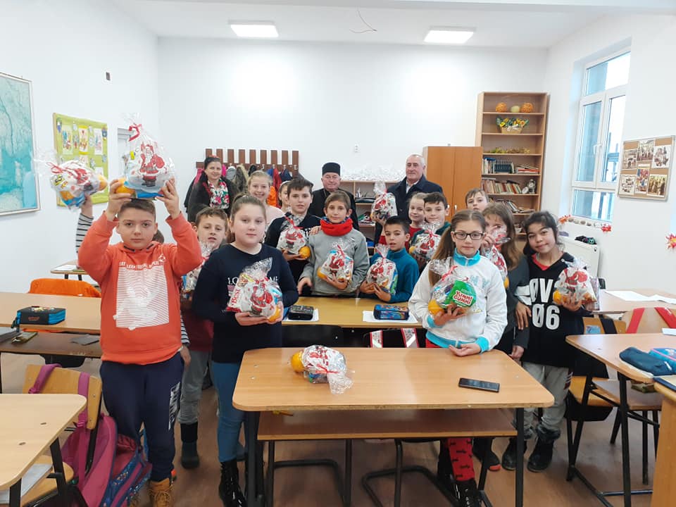 Preotul Luca din Sânnicoară l-a ajutat pe Moș Nicolae să împartă cadouri pentru copiii din&nbsp;sat