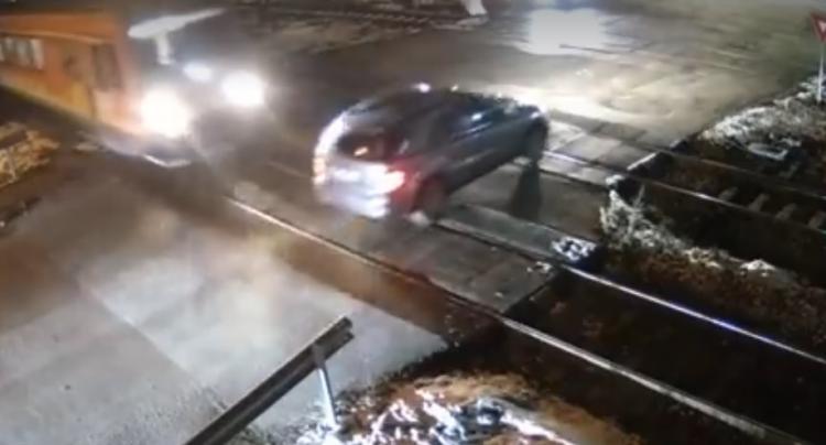 Minune de Mos Nicolae la Jucu. A trecut prin fața trenului cu o secundă&nbsp;înainte