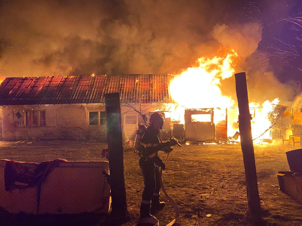 O casă din Sânnicoară s-a făcut scrum!&nbsp;Video.