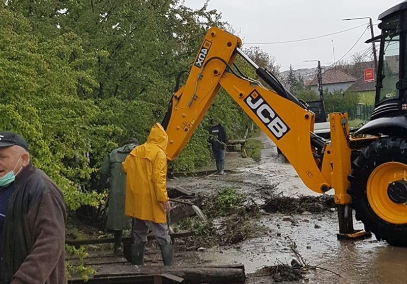 Ploaia abundentă a produs pagube la Dezmir. Toate utilajele Primăriei Apahida sunt la fața&nbsp;locului!