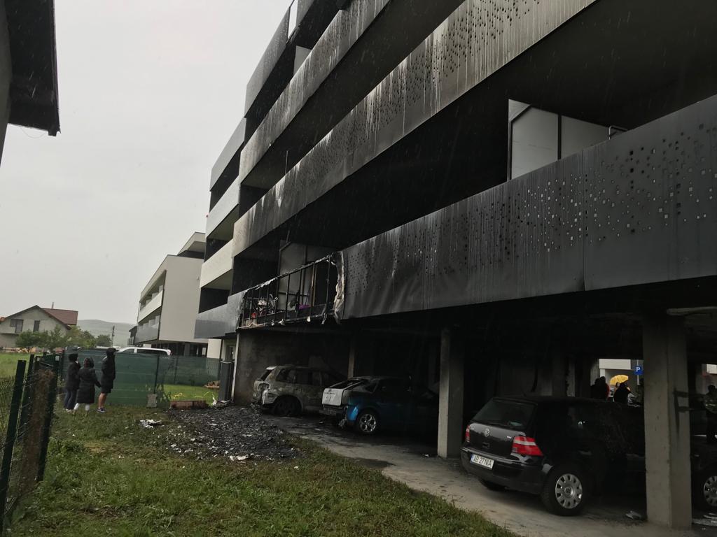 Un incendiu masiv a cuprins un bloc de locuințe din cartierul nou construit între localitățile Sânnicoară și Apahida! Pagubele sunt&nbsp;însemnate!