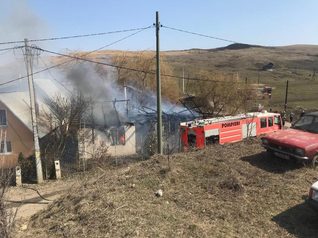Incendiu la Sânnicoară. O casă s-a făcut&nbsp;scrum