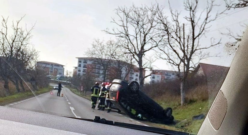 Accident la intrare în Apahida. O mașină s-a&nbsp;răsturnat