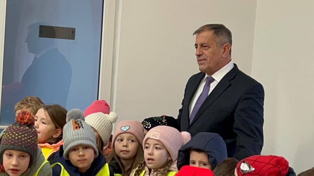 Elevii din clasa pregătitoare de la Școala din Apahida i-au colindat pe angajații&nbsp;Primăriei