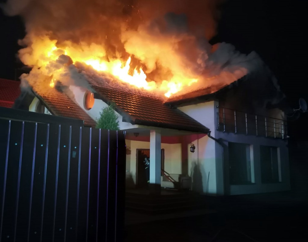 Incendiu masiv la o casă în Apahida. Pompierii nu au putut ajunge în zonă din cauza lățimii&nbsp;străzii