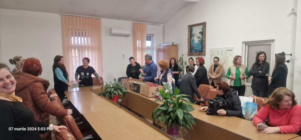 Primarul din Apahida a dăruit flori de 8 martie. Viceprimărița Belce a fost cea mai&nbsp;fericită