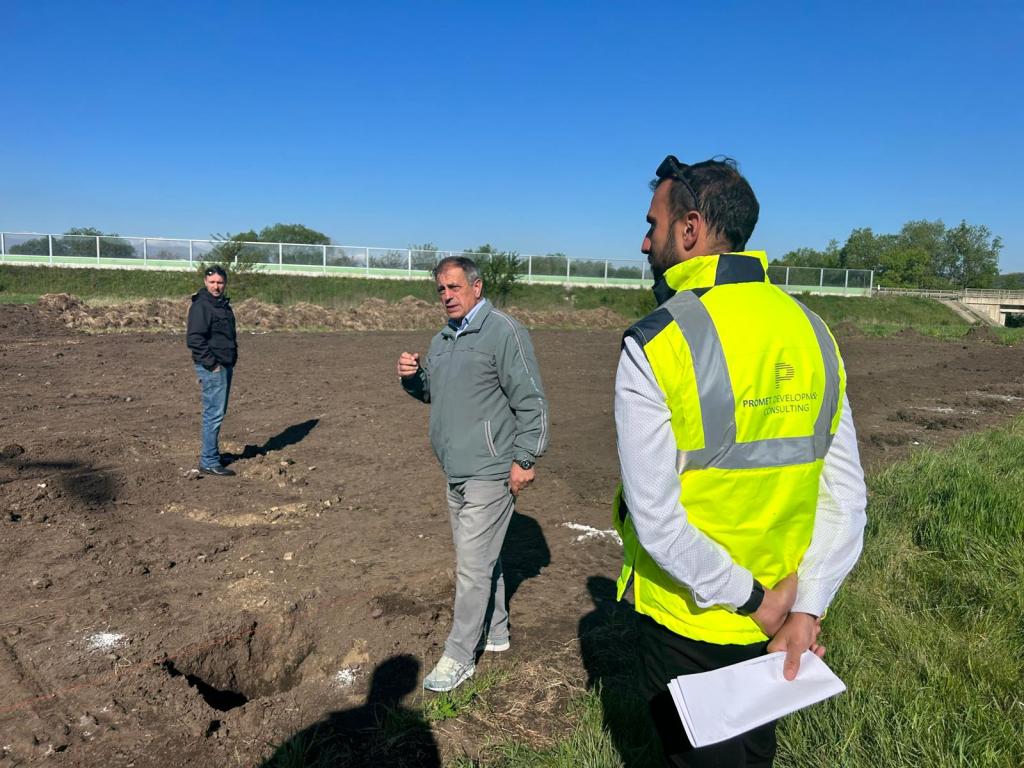 Au început lucrările la terenul de sport sintetic din Sânnicoară. Primarul Fati a inspectat&nbsp;șantierul