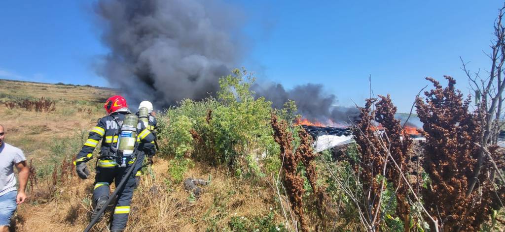 Incendiu masiv la Câmpenești. Firma ar trebui amendată cu amenda maximă