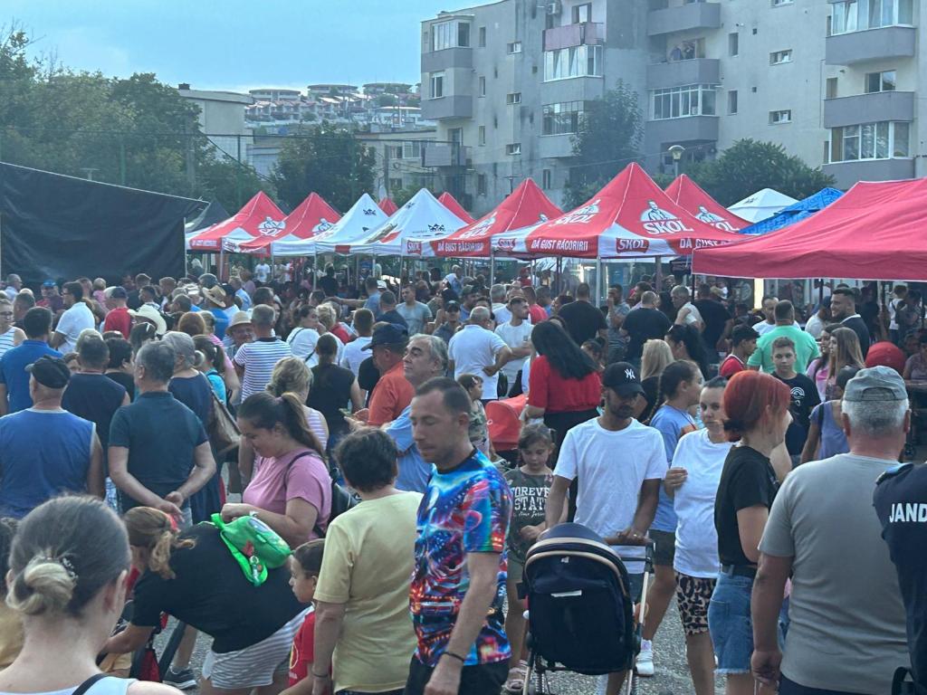 Care sunt prețurile la mici și bere la Zilele comunei Apahida. Unora li se pare prea&nbsp;mult