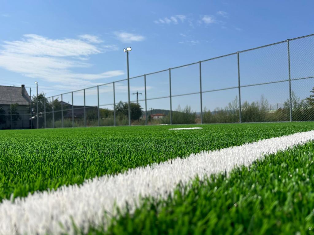 Terenul de fotbal sintetic din Sânnicoară va fi inaugurat luni. Fati: ”Este o investiție pentru locuitori”