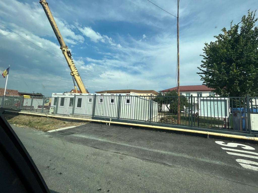 Numărul mare de copii înscriși la grădinița din Sânnicoară a dus la o soluție de urgență. Au fost montate containere pentru noi&nbsp;grupe
